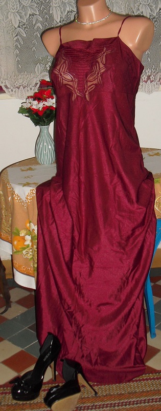 Az 135 cm dlha vinova kosielka, s