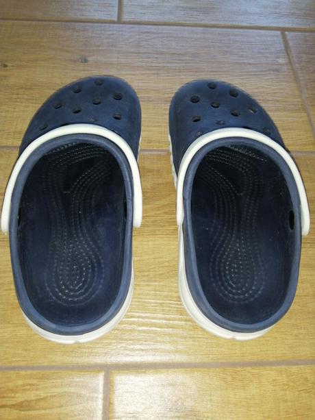 Tmavomodré crocsky, 32