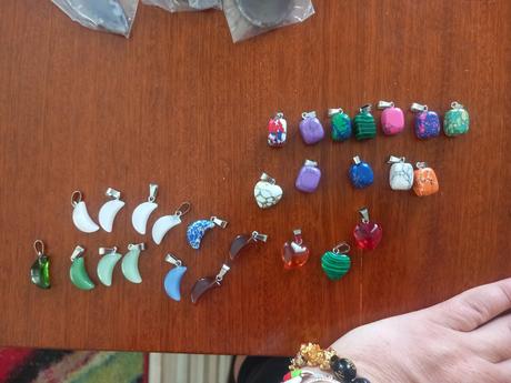 Prívesky z minerálov, a achat,