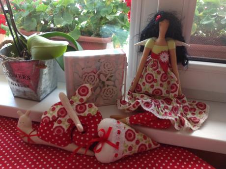 Anjelka, slimák, srdce a obrus,