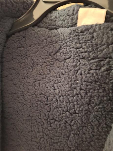 Predám čiernú vetrovku, 152