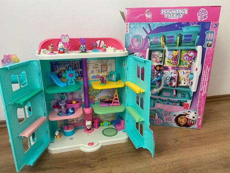 Domček gabby dollhouse s extra doplnkami, 