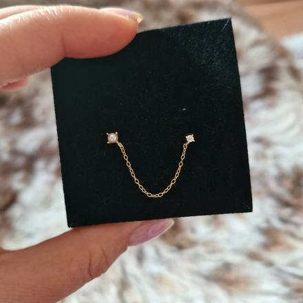 Dvojitá náušnica s retiazkou, 