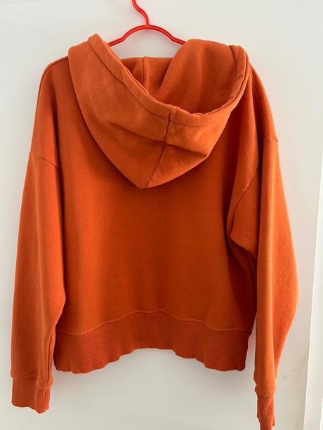 Oranzova mikina, l