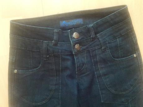 Tmavomodre rifle s patentom, 36