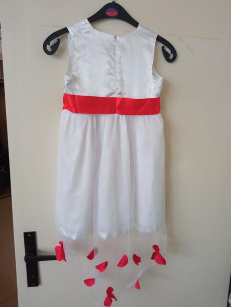 Spoločenské šaty s červenými lupienkami, 140