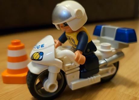 Lego policajt na motorke, 