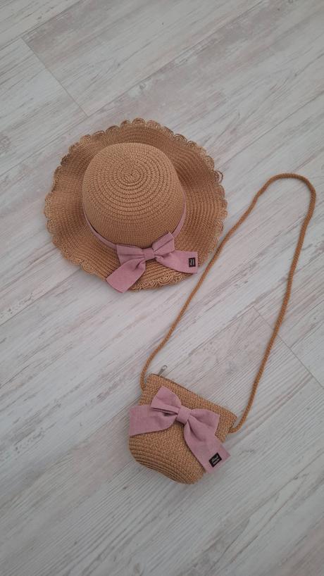 Klobúk a kabelka, 110