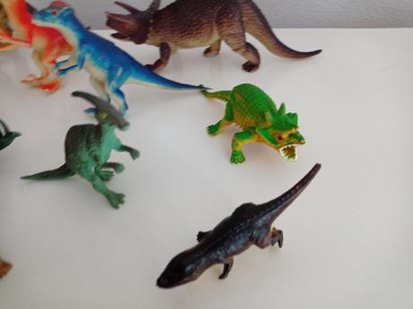 14 ks dinosaury rozne super stav,