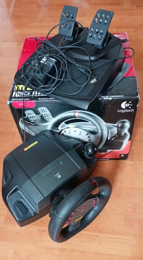 Hrací volant s pedálmi logitech, 