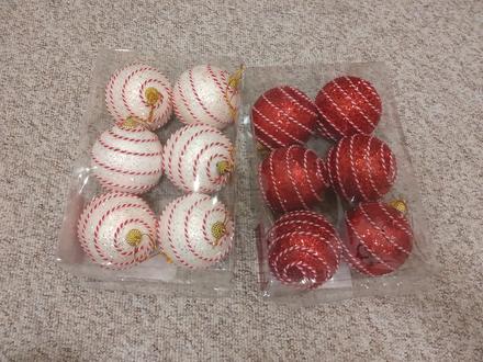 Červené a biele vianočné gule na stromček, 