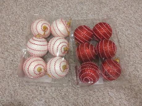 Červené a biele vianočné gule na stromček, 