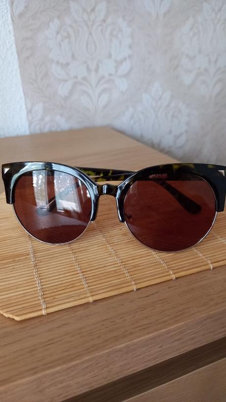 Slnečné okuliare, pieces