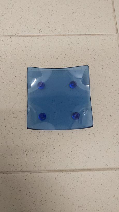 Sklená modrá štvorcová tácka na nožičkách, 