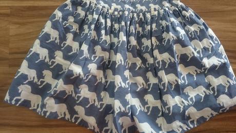 Šaty s koníkmi, tu,110