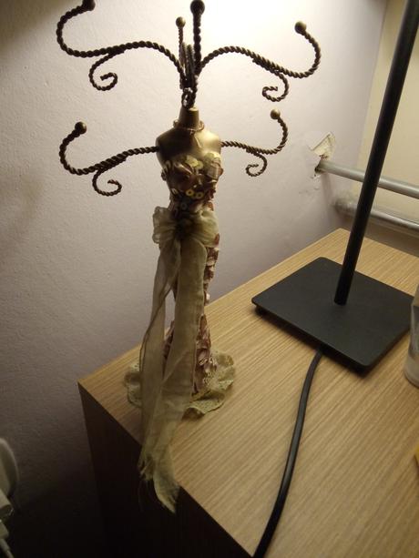 Krasny stojan na sperky top stav,