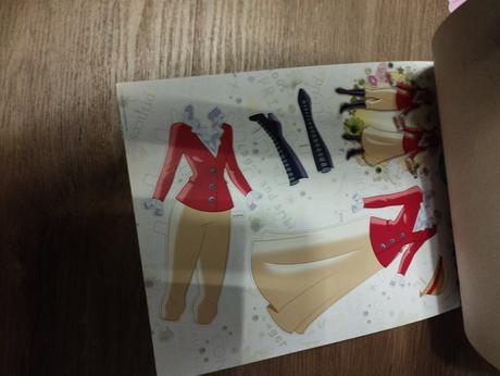 Papierové bábiky obliekacie, 