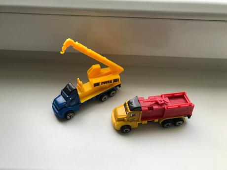 Auta 2 ks dlzka 9 cm,