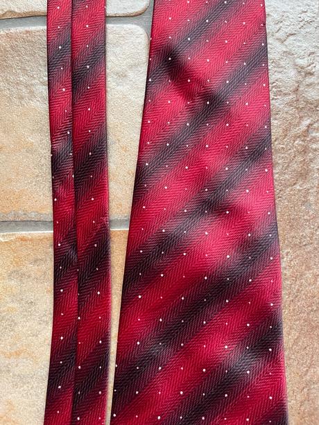 Červená bodkovana kravata,