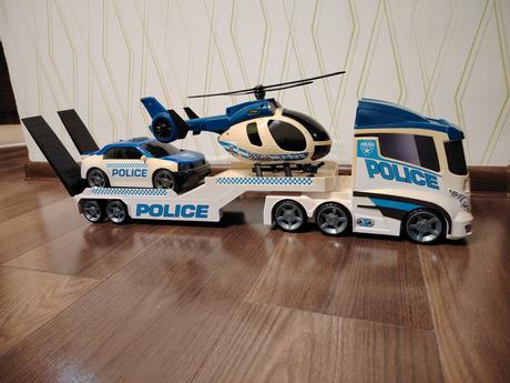 Kamión s policajným autom a helikoptérou, 