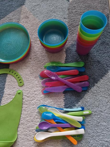 Umelé taniere, poháre, príbor a podbradník, ikea