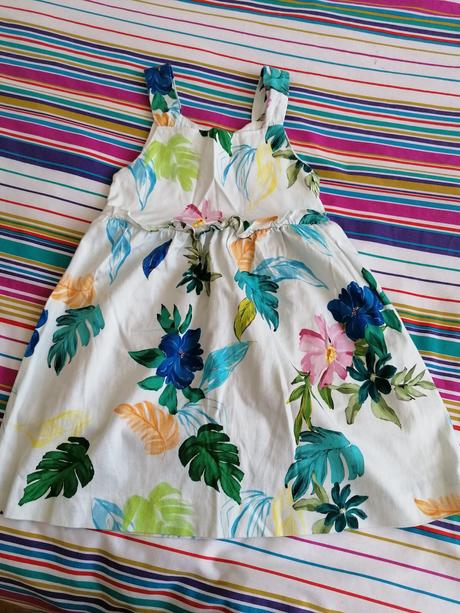 Kvetované šaty s otvorom na chrbte, zara,122