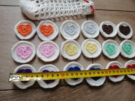 Originálne háčkované pexeso farebné srdiečka,