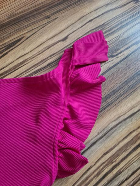 Šaty s volánom, bershka,xs