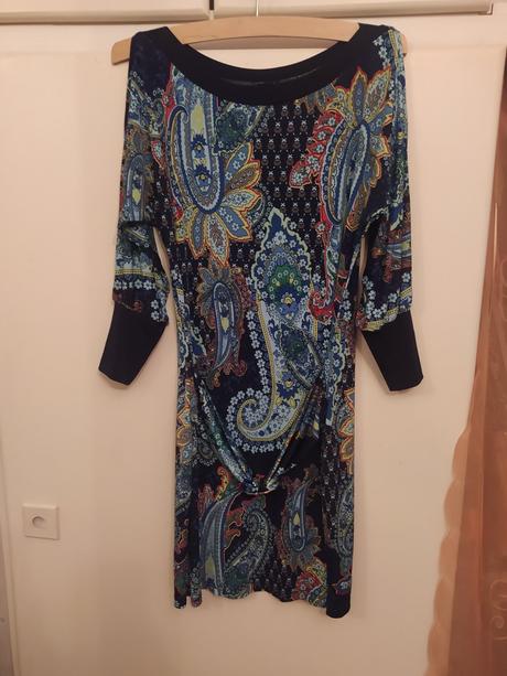 Butikové šaty s prestrihmi na pleciach, 42