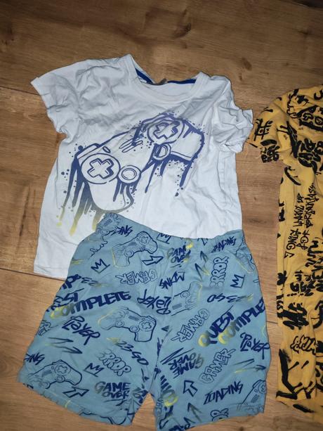 3 pekné krátke pyžamá, 134