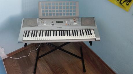 Digitálne klávesy s dynamikou úderu,