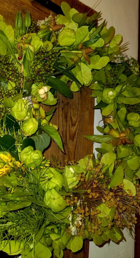 Prirodny venček zo skorých lesných plodov, 