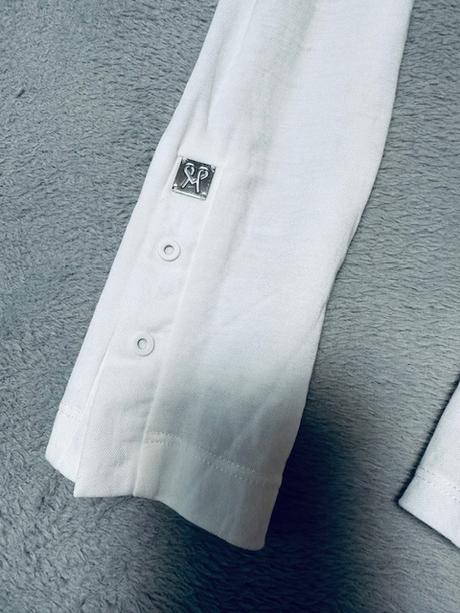 Biela lesklá elastická blúzka s mašľou zn. magenta, m