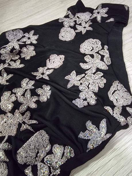 Prekrasny kostym komplet..jedinecny, m