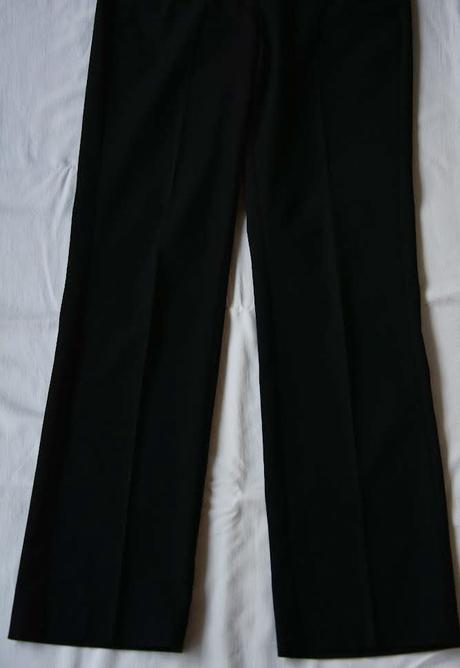 Čierny kvalitný kostým vo výbornom stave, s.oliver,36