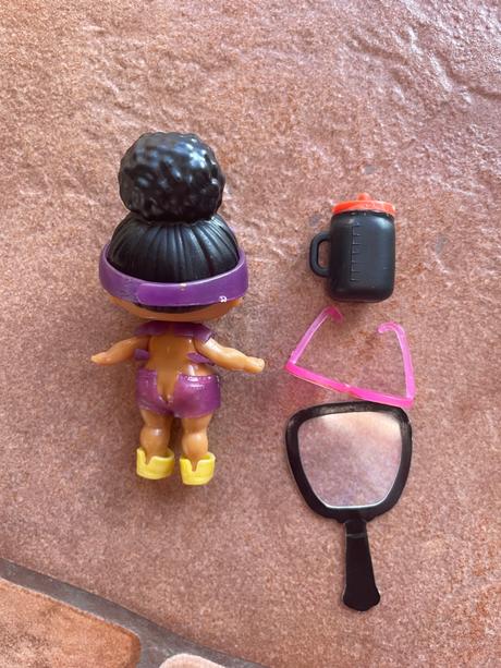 Lol babika čierne vlasy,