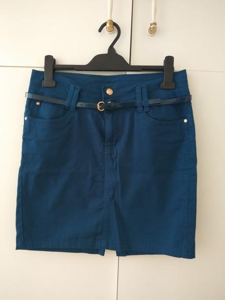 Modrá minisukňa, m