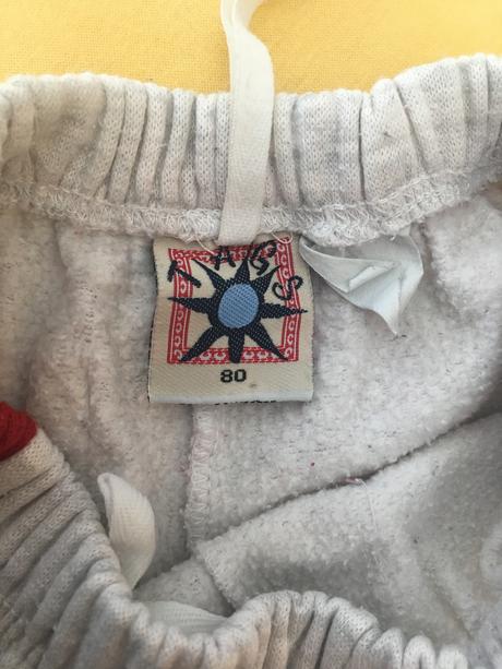 Pekne tepláčiky s červeným pruhom po bokoch 80, 80