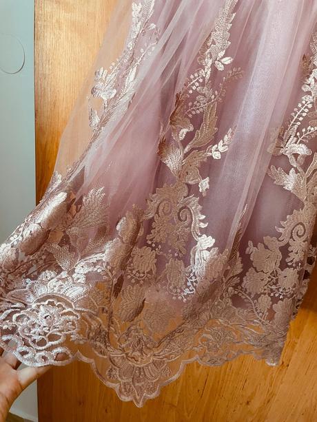 Čipkované spoločenské šaty, 38