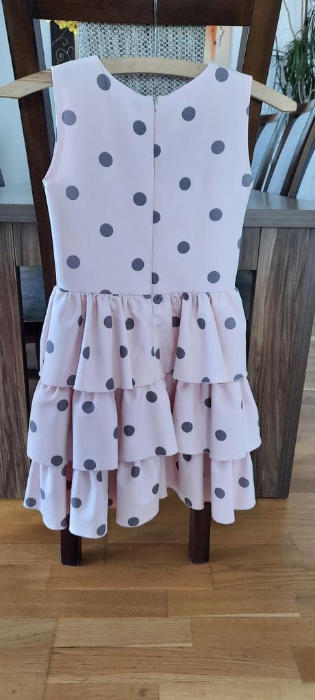 Bodkovane šaty, 140