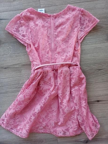 Čipkované šaty s opaskom, 134