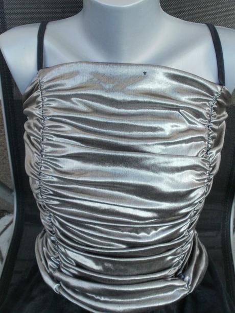 Čierno-zlatisté šaty, 38