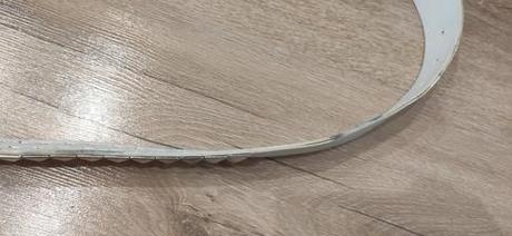 Biely vybíjaný opasok, 