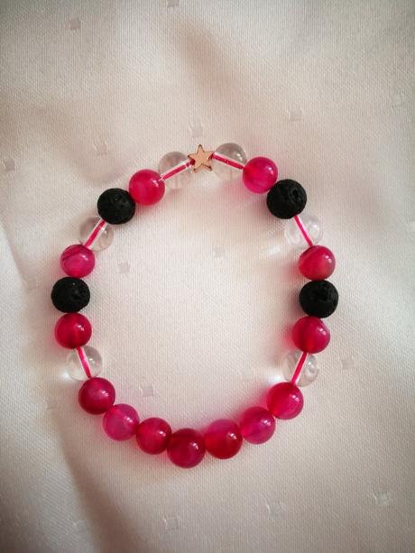 Naramok z minerálnych kamenov,