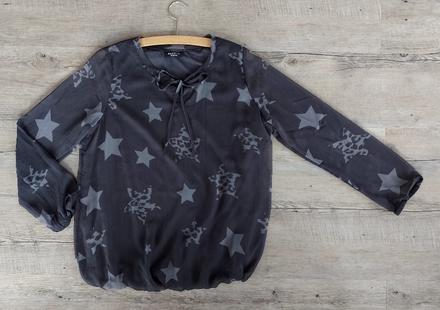 Sivá blúzka s hviezdičkami, 40