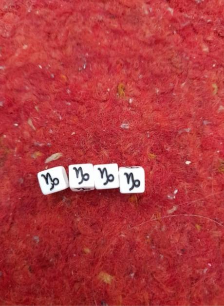 Kockové plastové znamenia biele,