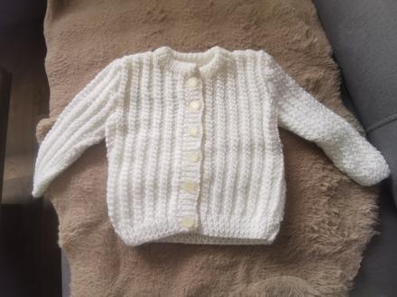 Sveter biely s gombíkmi, 62