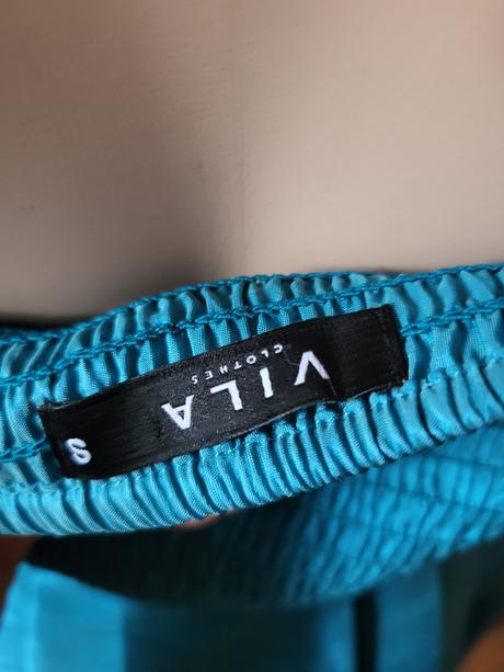 Vila s nádherné saty, s