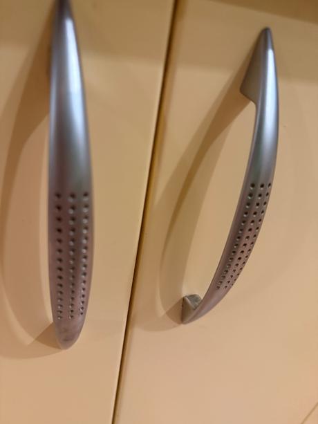 Kovové úchytky na nábytok 20 kusov,