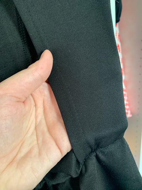 Šaty s odhaleným chrbtom, 158